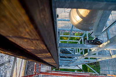 Sanierung des Kreuzes vor der Kirche